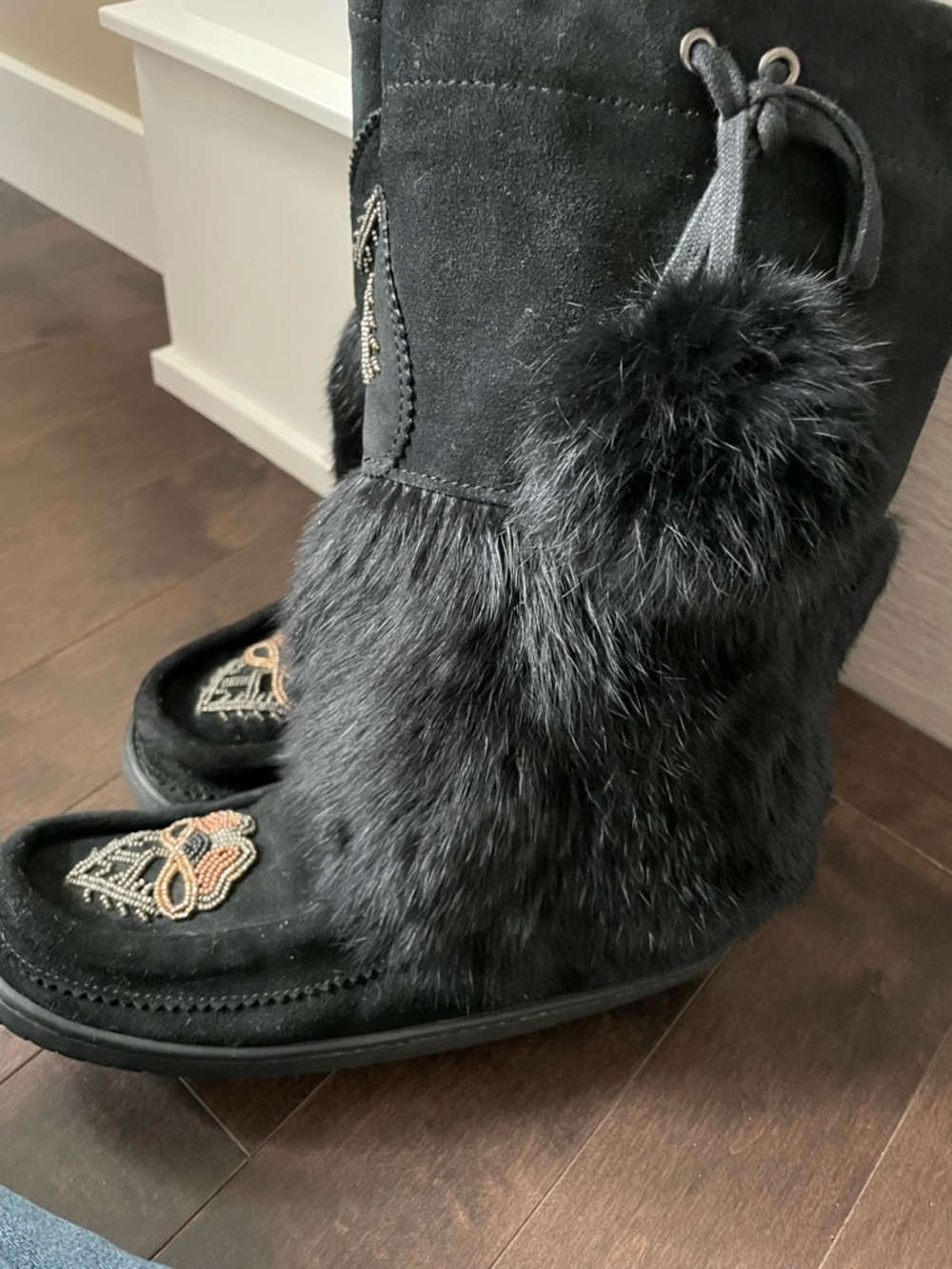Manitobah Black Leather & Fur Mukluks Women’s Size 9
